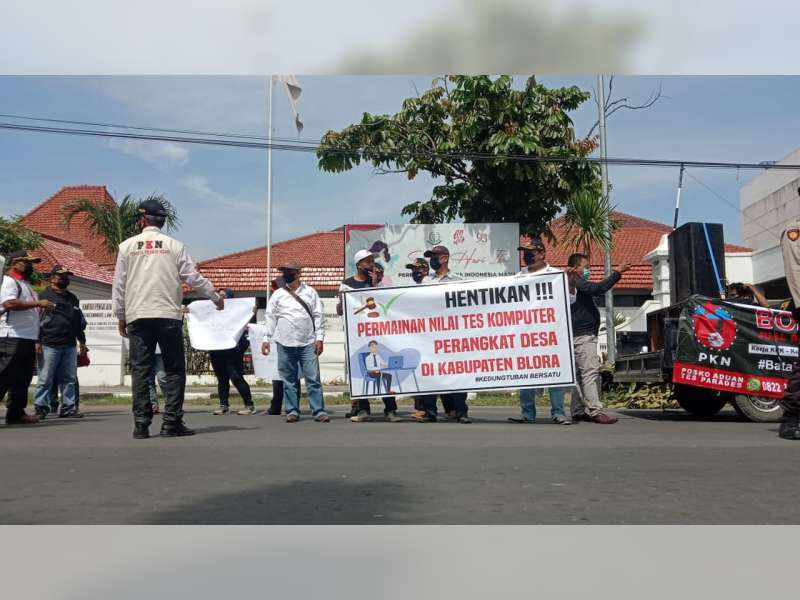 Puluhan Massa di Blora Gelar Unjuk Rasa, Tuntut Tes Perangkat Desa Dibatalkan