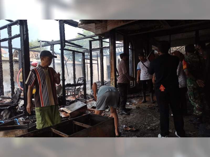 Ditinggal Pergi, Rumah Pensiunan Pegawai Samsat di Blora Ludes Terbakar