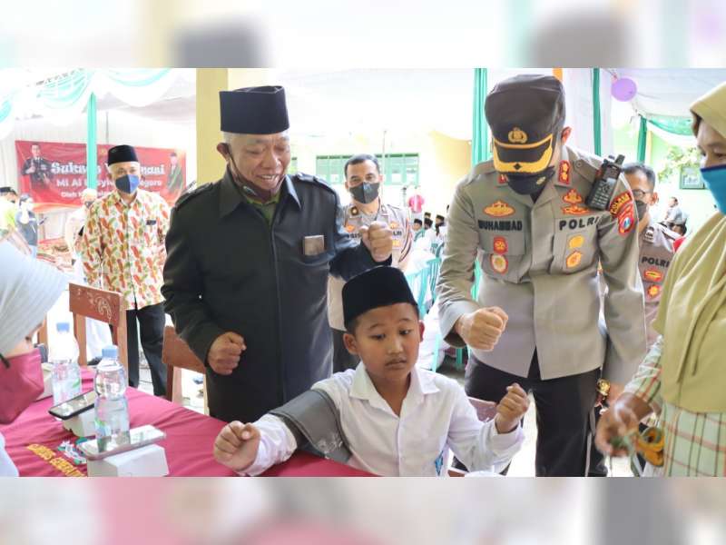 Tinjau Vaksinasi Anak, Kapolres Bojonegoro AKBP Muhammad Ajak Bercanda dan Beri Motivasi