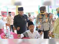 Tinjau Vaksinasi Anak, Kapolres Bojonegoro AKBP Muhammad Ajak Bercanda dan Beri Motivasi