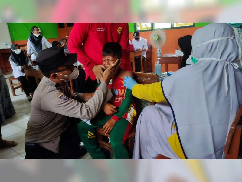 Hilangkan Rasa Takut Anak Saat Divaksin, Inilah Trik yang Dilakukan Polisi Sumberrejo, Bojonegoro