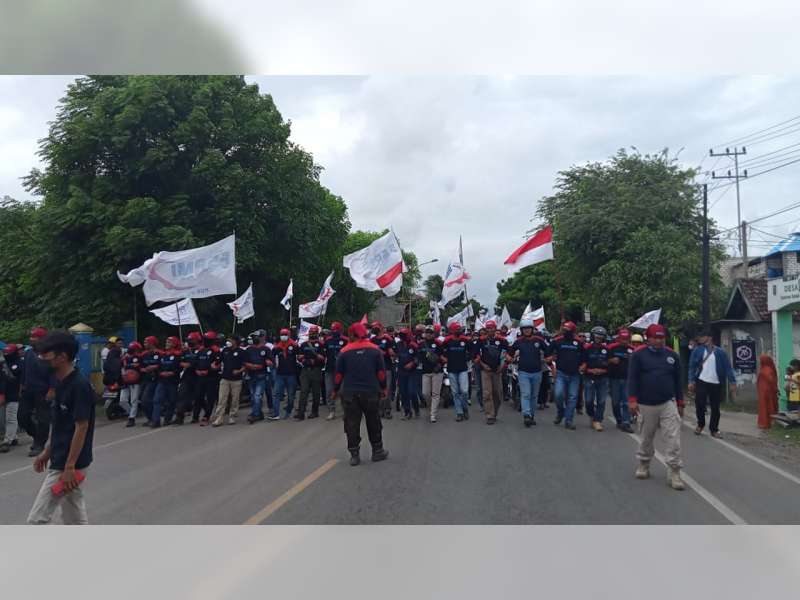 Ratusan Buruh di Tuban Gelar Aksi Demo, Jalur Pantura Surabaya-Semarang Macet Total