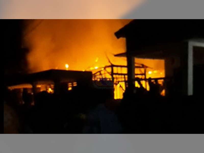 Diduga Akibat Korsleting Listrik, 3 Unit Bangunan Rumah Warga Kalitidu, Bojonegoro, Terbakar