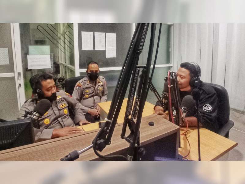 Antisipasi Varian Baru Omicron, Wakapolres Bojonegoro Sampaikan Imbauan melalui Radio