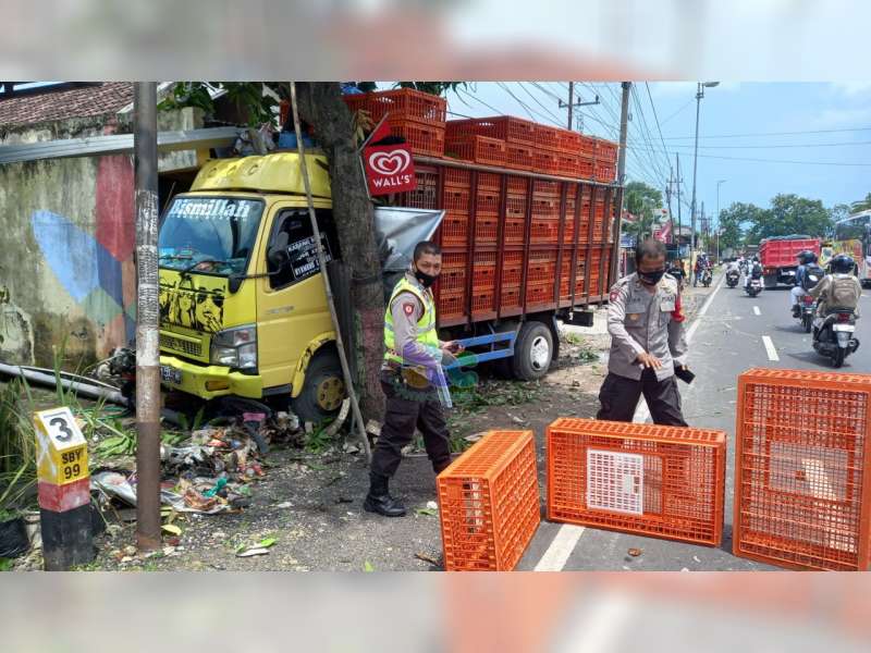 Diduga Pengemudi Mengantuk, Truk di Balen, Bojonegoro, Tabrak Rumah Warga