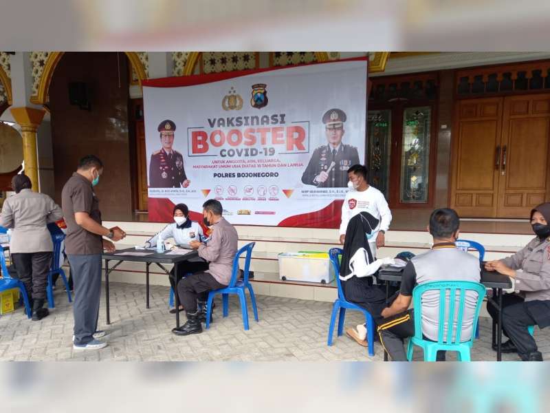 Polisi Bojonegoro Mendapatkan Vaksin Booster COVID-19