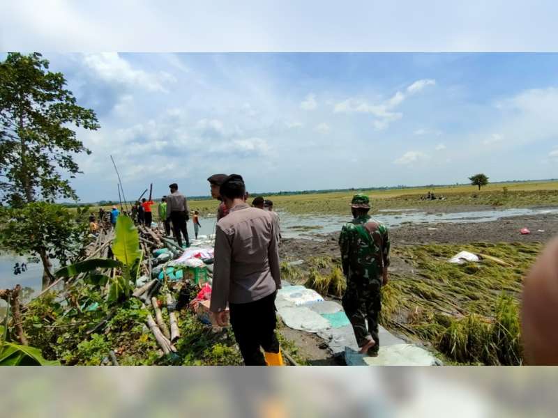 Aparat bersama Warga di Bojonegoro Perbaiki Tanggul Kali Ingas yang Jebol