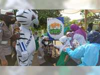 Bawa Hiburan Badut dan Boneka, Sat Lantas Polres Tuban Sasar Vaksinasi Anak TK