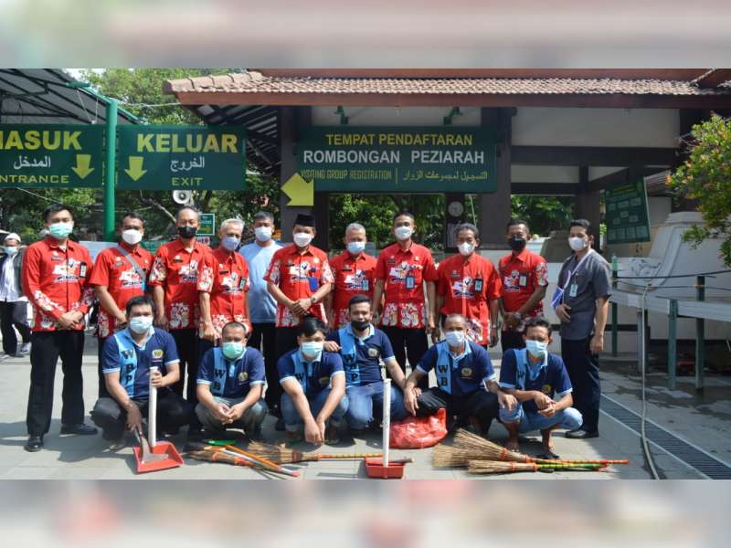 Lembaga Pemasyarakatan Tuban Ajak Narapidana Bersihkan Area Makam Sunan Bonang
