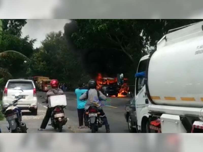 Hendak Berangkat ke Pengajian, Sebuah Minibus Terbakar di Jalan Raya Bojonegoro-Cepu