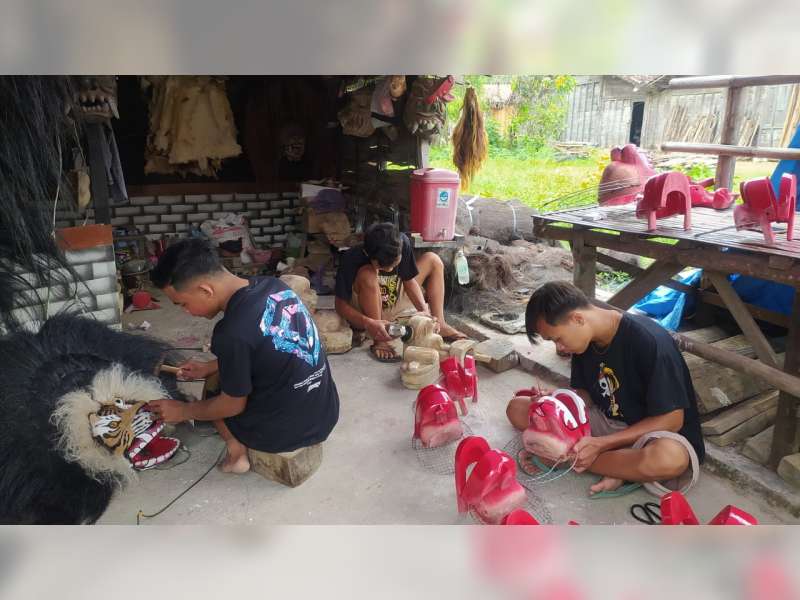 Dampak Pandemi COVID-19, Pelaku Seni Barong di Blora Banting Setir Bikin Kerajinan