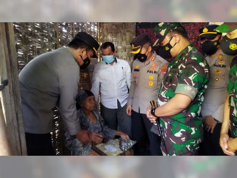 Kapolres Bersama Dandim Bojonegoro Salurkan Bantuan pada Warga Kurang Mampu
