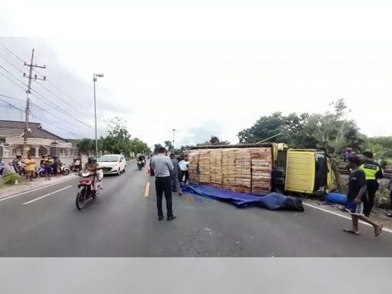 Hindari Kendaraan dari Arah Depan, Truk Bermuatan Buah di Kapas, Bojonegoro Terguling