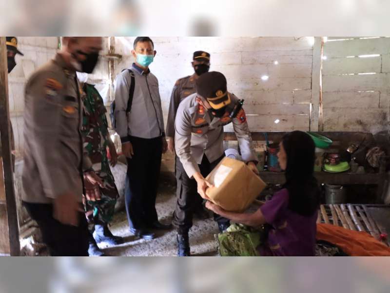 Kapolres Bojonegoro AKBP Muhammad Berikan Bantuan Sosial pada Warga Ngasem