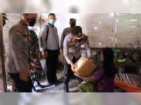 Kapolres Bojonegoro AKBP Muhammad Berikan Bantuan Sosial pada Warga Ngasem