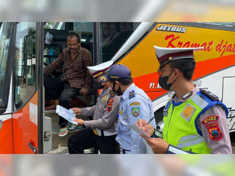 Petugas Gabungan di Blora Gelar Pemeriksaan Kendaraan Angkutan Umum di Terminal Ngawen