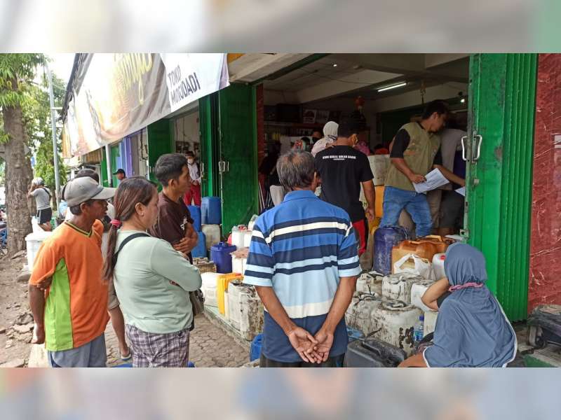 Puluhan Warga di Rela Antre untuk Mendapatkan Minyak Goreng, Ini Kata Bupati Blora