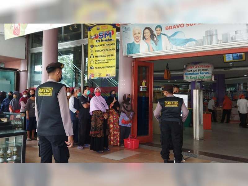 Antisipasi Kerumunan di Pusat Perbelanjaan, Pamor Keris Polres Bojonegoro Lakukan Pengamanan