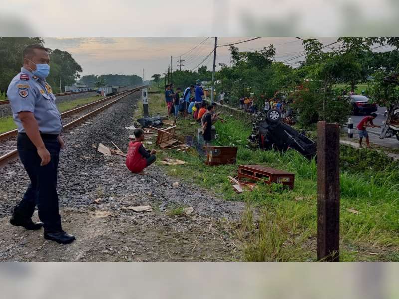 Mobil Tertabrak Kereta Api di Kalitidu, Bojonegoro, Satu Orang Tewas, Seorang Lainnya Luka Berat