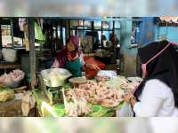 Harga Daging Ayam di Pasar Bojonegoro Berangsur Naik, Daging Sapi Stabil