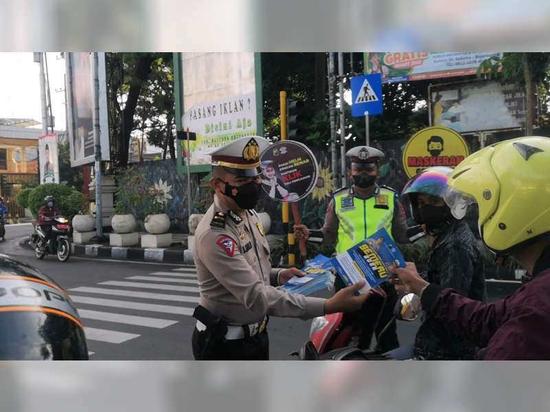 Hari Kedua Operasi Keselamatan Semeru 2022, Polisi Bojonegoro Bagikan Brosur dan Masker