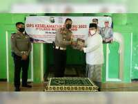 Hari Keempat Operasi Keselamatan Semeru 2022, Polisi Bojonegoro Gelar Bakti Sosial