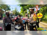 Hari Ketujuh Operasi Keselamatan 2022, Polisi Bojonegoro Beri Hadiah pada Pengendara