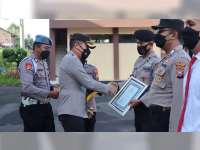 11 Anggota Polres Bojonegoro yang Berprestasi Terima Penghargaan dari Kapolres