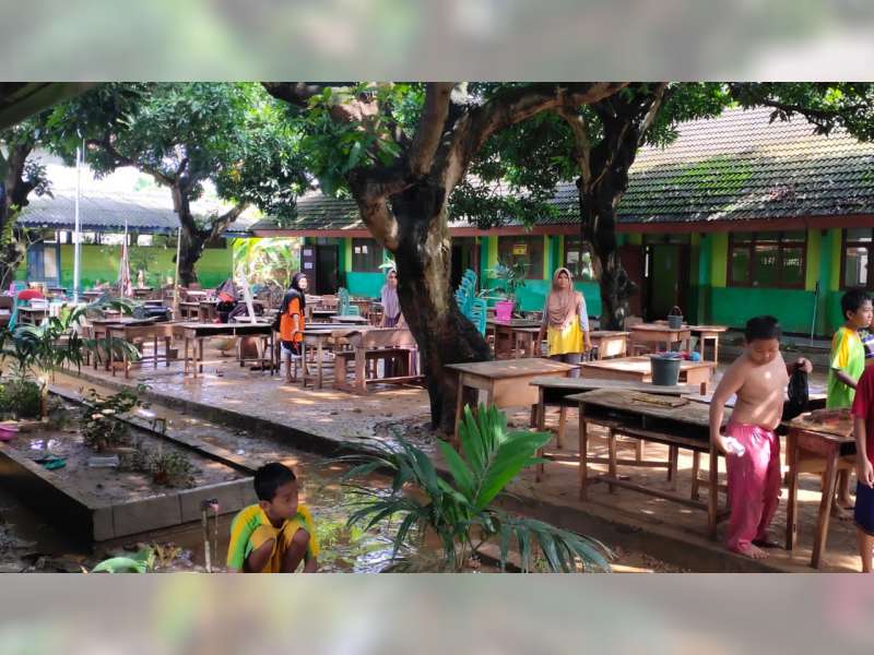 Usai Diterjang Banjir Bandang, Puluhan Siswa SD di Kerek Tuban, Bersihkan Endapan Lumpur