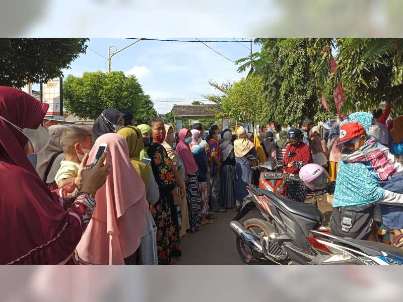 Ratusan Warga Tuban Rela Antre untuk Mendapatkan 2 Liter Minyak Goreng Murah