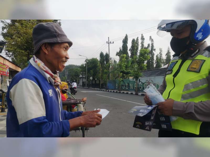 Sat Lantas Polres Bojonegoro Bagikan Masker dan Sampaikan Imbauan Tertib Berlalu Lintas