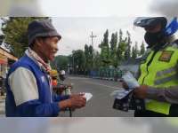 Sat Lantas Polres Bojonegoro Bagikan Masker dan Sampaikan Imbauan Tertib Berlalu Lintas