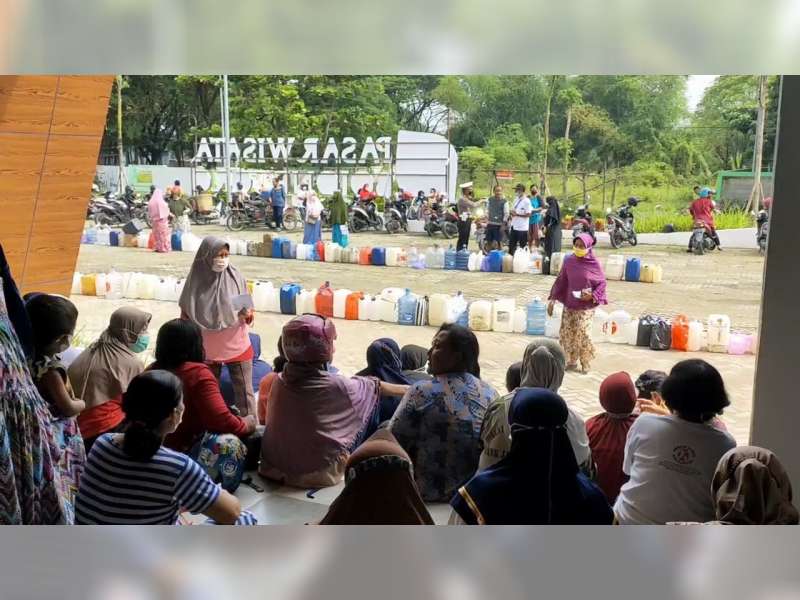 Ratusan Warga Bojonegoro Rela Antre Berjam-jam demi Mendapatkan Minyak Goreng Curah Murah