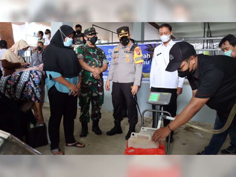 Ratusan Warga Bojonegoro Antre Minyak Goreng, Aparat dari TNI dan Polri Lakukan Pengamanan
