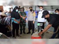 Ratusan Warga Bojonegoro Antre Minyak Goreng, Aparat dari TNI dan Polri Lakukan Pengamanan