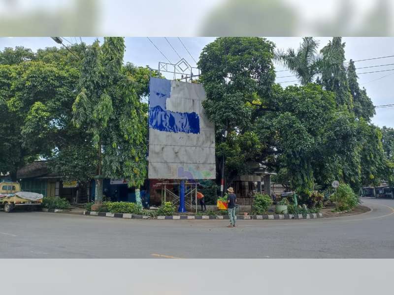 Tak Pakai Alat Keselamatan, Seorang Pekerja Terjatuh saat Ngecat Baliho Milik Pemkab Tuban