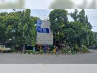 Tak Pakai Alat Keselamatan, Seorang Pekerja Terjatuh saat Ngecat Baliho Milik Pemkab Tuban