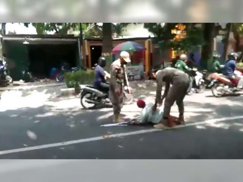 Hendak Diamankan Satpol PP, Seorang Pengemis di Tuban Berbaring di Tengah Jalan