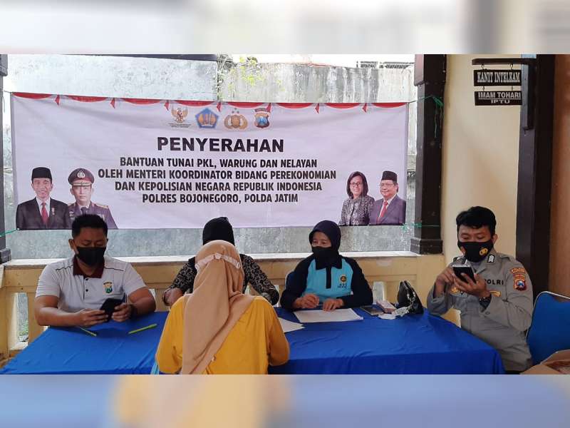 Polsek Sumberrejo, Bojonegoro, Salurkan Bantuan Tunai pada PKL