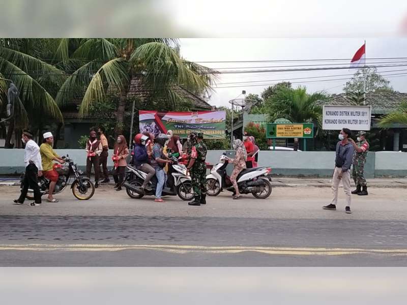 Koramil Tambakboyo, Tuban, Bagikan 100 Takjil Gratis untuk Pengguna Jalan