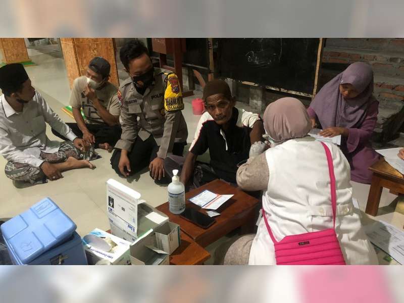 Warga Sumberrejo, Bojonegoro, Antusias Ikuti Vaksinasi Malam Hari