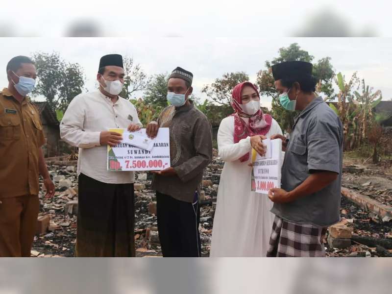 Bupati dan Wakil Bupati Blora Serahkan Bantuan untuk Korban Kebakaran di Desa Kutukan