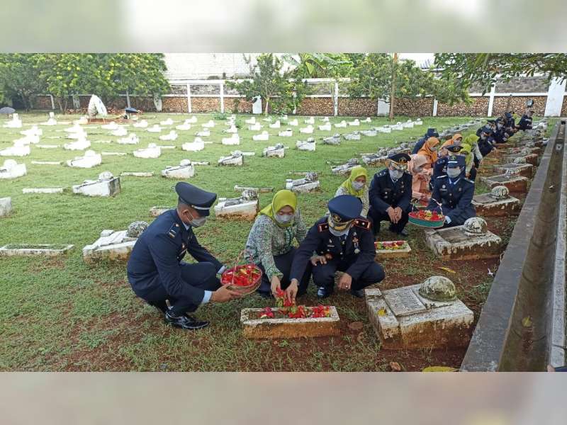 Peringati Hari Bakti Pemasyarakatan, Lapas Tuban Laksanakan Tabur Bunga di Makam Pahlawan