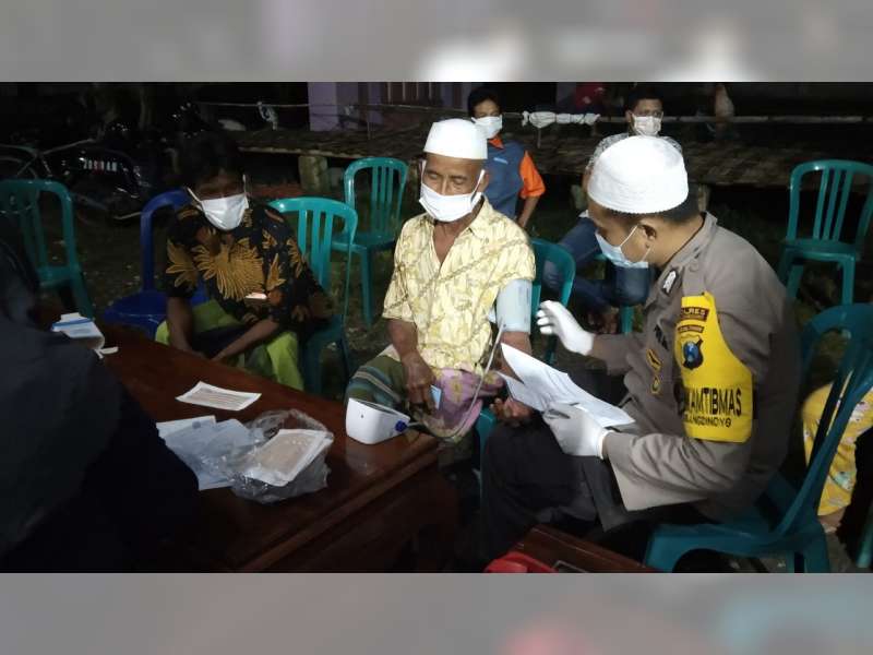 Vaksinasi di Desa Karangdinoyo, Bojonegoro Dibarengi Pembagian Bantuan dan Pemeriksaan Kesehatan