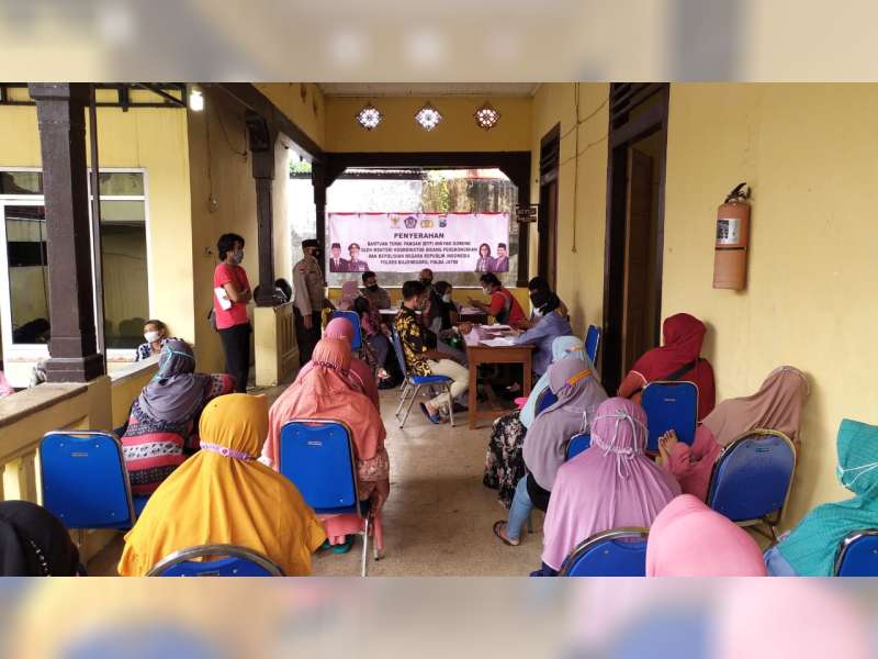 Polisi Sumberrejo, Bojonegoro Kembali Salurkan Bantuan Tunai Pangan