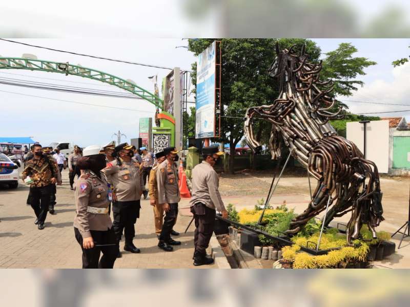 Hari Terakhir Operasi Ketupat Semeru 2022, Kapolda Jatim Tinjau Arus Lalu Lintas di Jalur Pantura Tuban