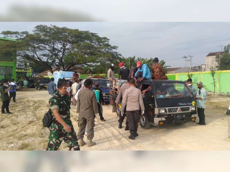 Cegah Penyebaran PMK, Petugas Gabungan di Bojonegoro Lakukan Pengawasan di Pasar Hewan