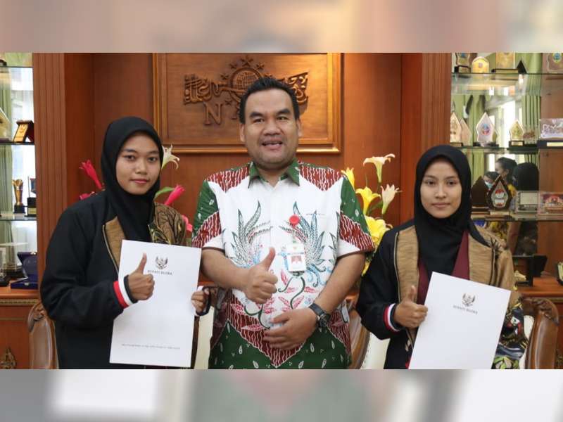Bupati Apresiasi 2 Mahasiswi, Anak Petani Blora yang Lulus dengan Predikat Cum Laude