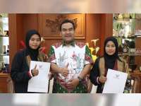 Bupati Apresiasi 2 Mahasiswi, Anak Petani Blora yang Lulus dengan Predikat Cum Laude