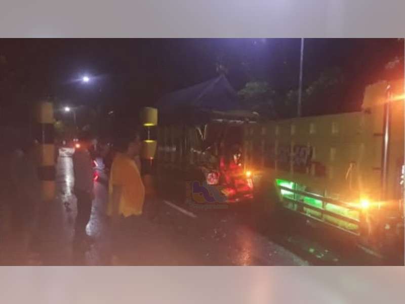 Diduga Pengemudi Mengantuk, Truk Tabrak Portal Jembatan Kare di Kanor, Bojonegoro